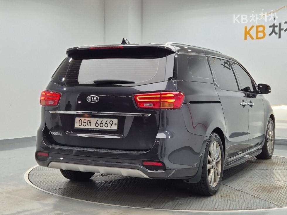 Kia Carnival — miniaturë 3