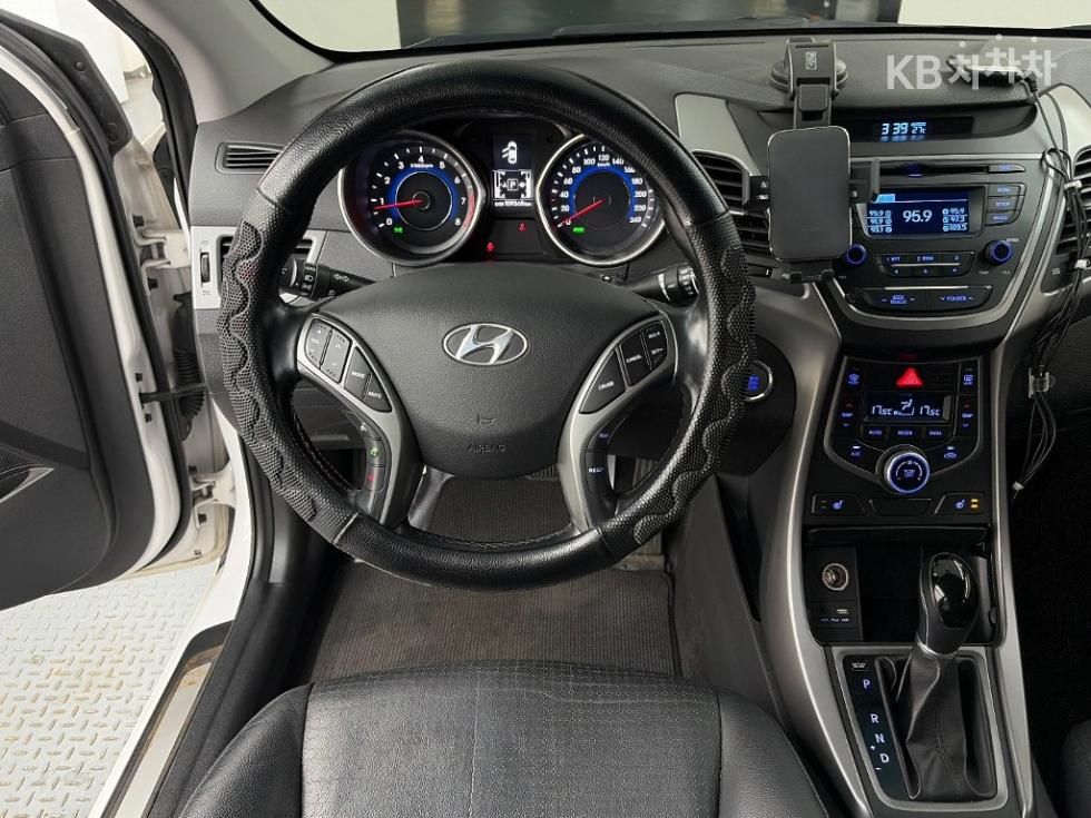 Hyundai Avante — miniaturë 9