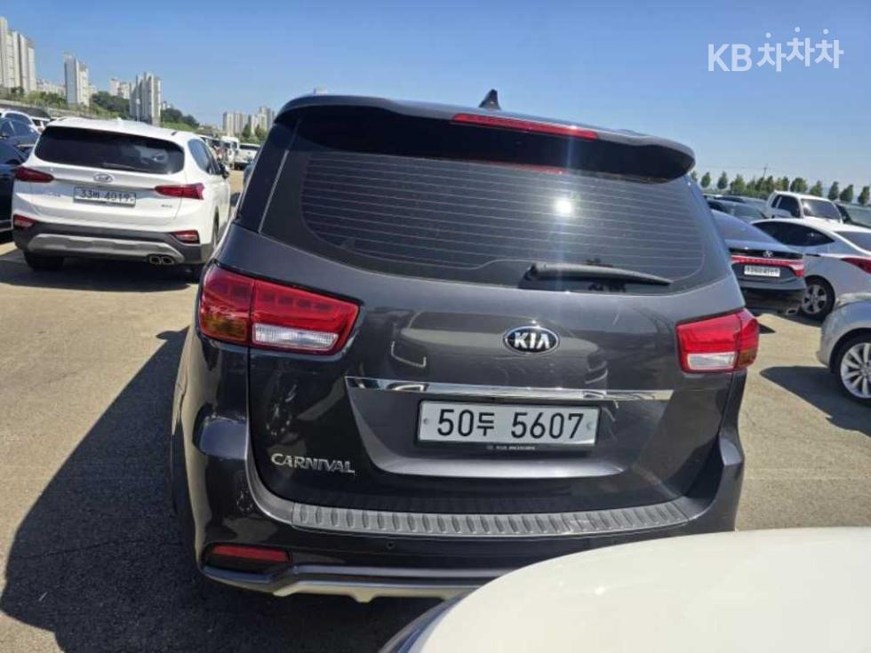 Kia Carnival — miniaturë 3