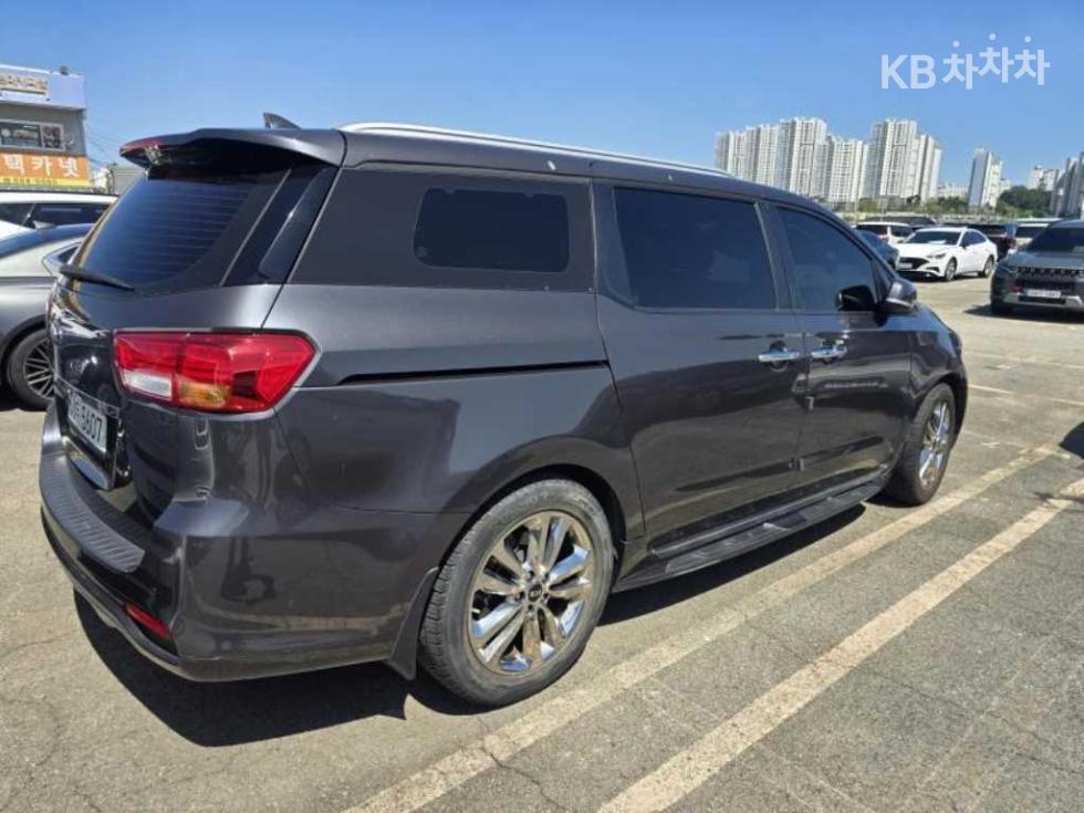 Kia Carnival — miniaturë 4