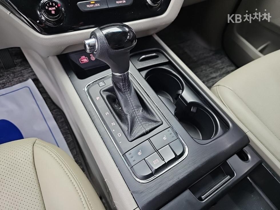 Kia Carnival — miniaturë 8