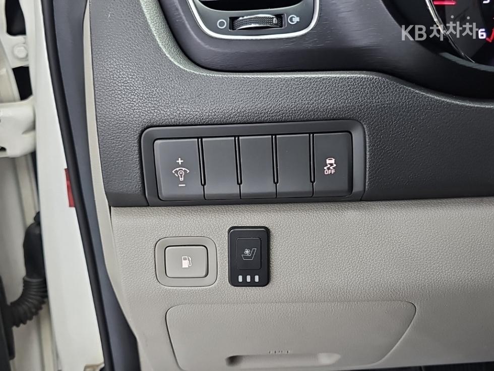 Kia Carnival — miniaturë 17
