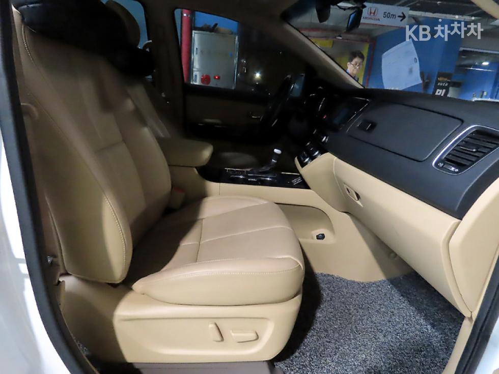 Kia Carnival — miniaturë 8