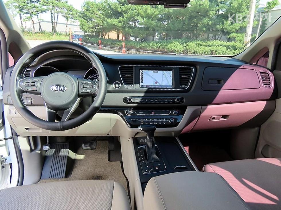 Kia Carnival — miniaturë 8