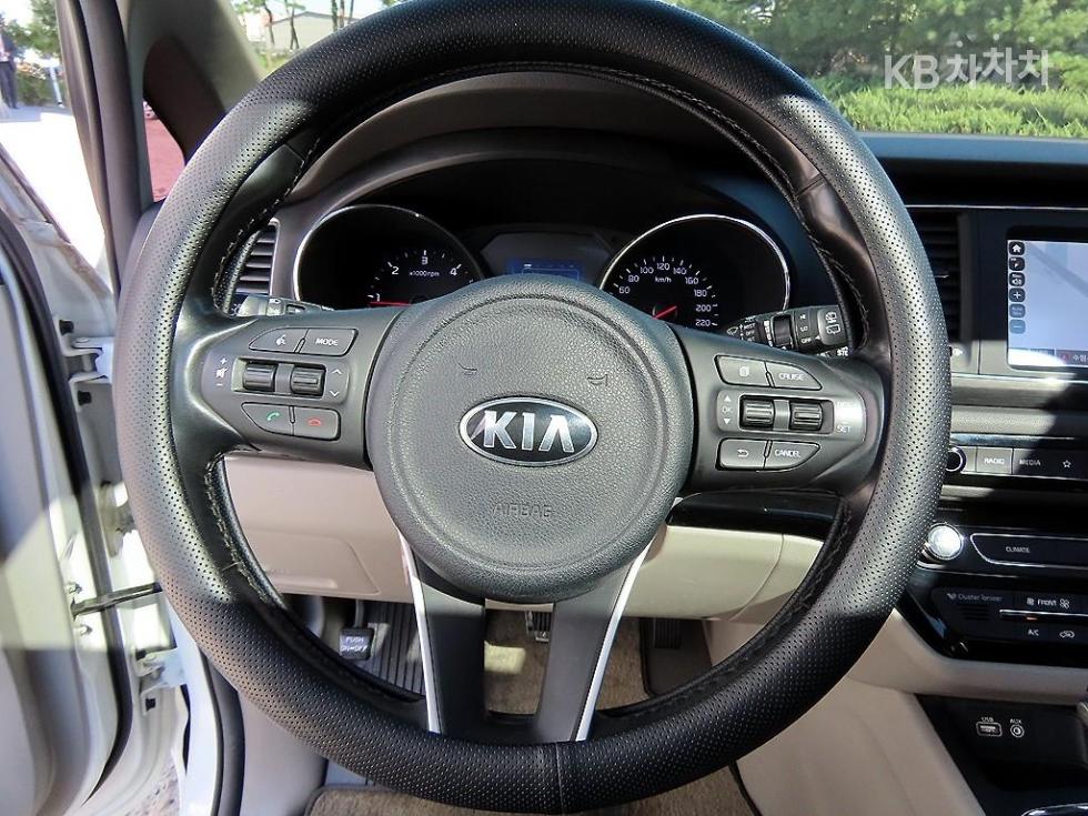 Kia Carnival — miniaturë 9
