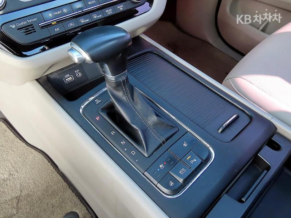Kia Carnival — miniaturë 11