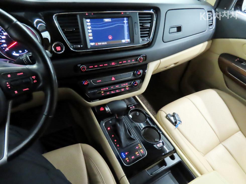 Kia Carnival — miniaturë 10