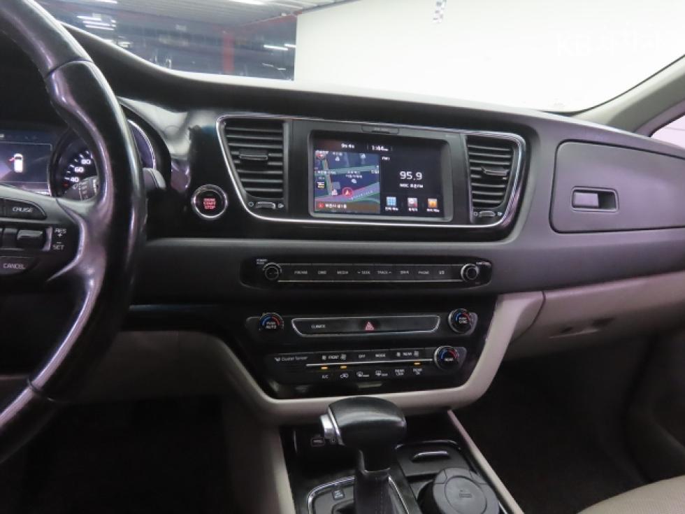 Kia Carnival — miniaturë 10