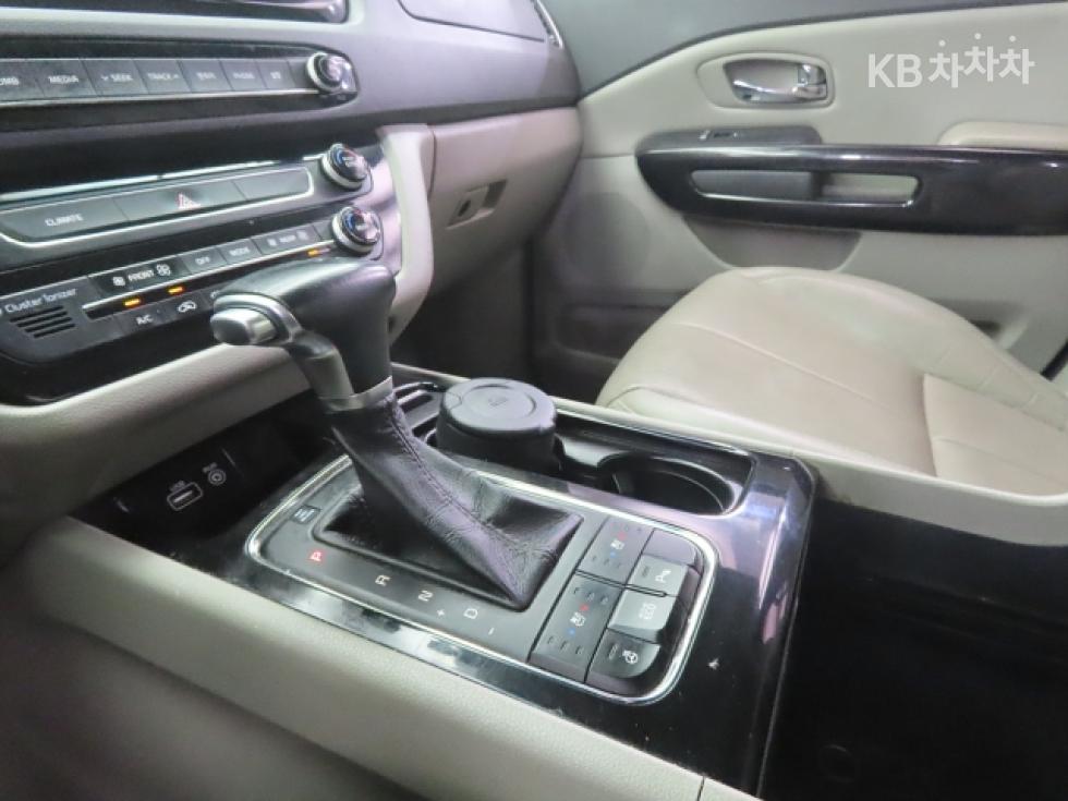Kia Carnival — miniaturë 11