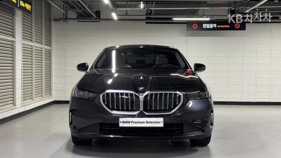 BMW 5 Series BASE MODEL — фото 2
