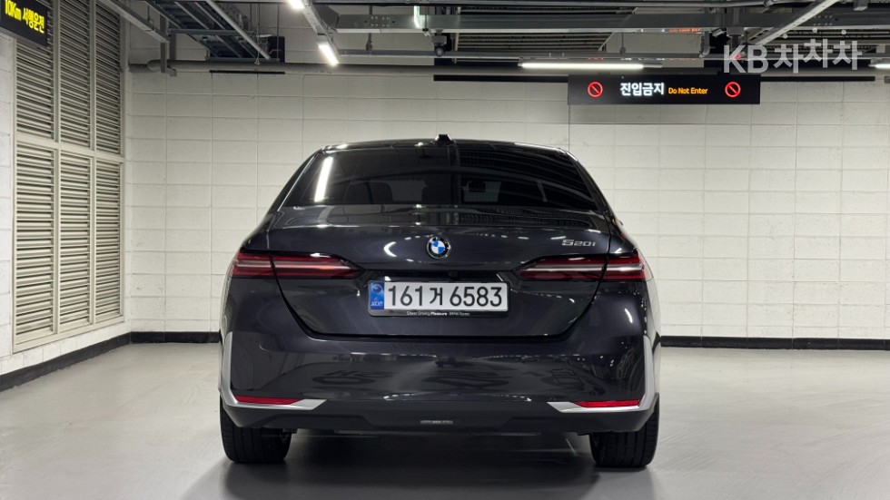 BMW 5 Series BASE MODEL — фото 3