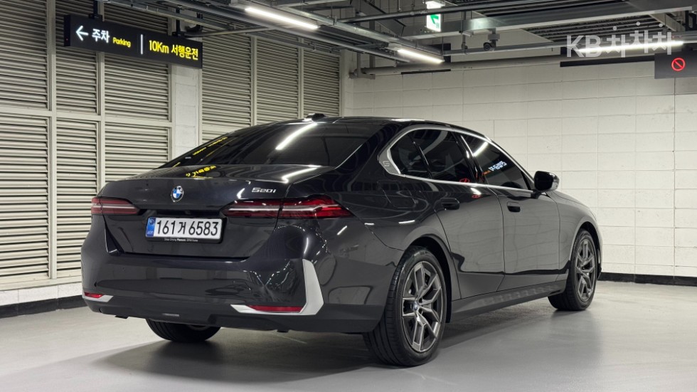BMW 5 Series BASE MODEL — фото 4