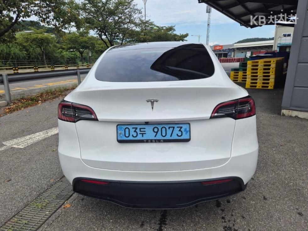 Tesla Model Y BASE MODEL — фото 3