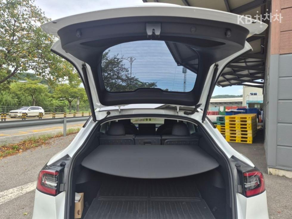 Tesla Model Y BASE MODEL — фото 4