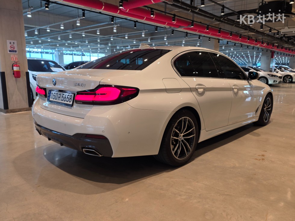 BMW 5 Series M Sport — фото 4