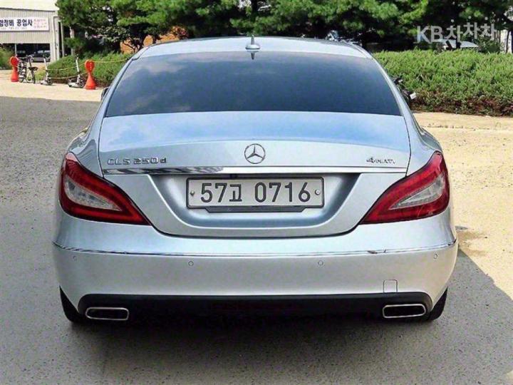 Mercedes-Benz CLS-Class W218 CLS250d 4 Matic W218 5