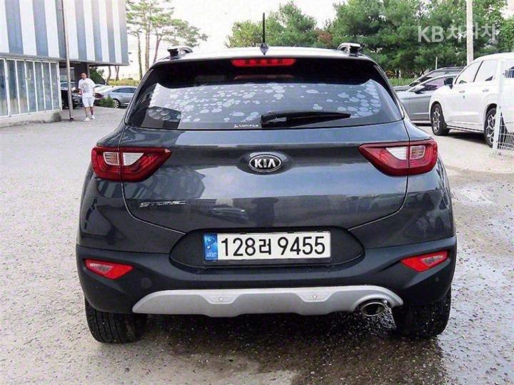 Kia Stonic Gasoline 1.4 MPI Deluxe 5