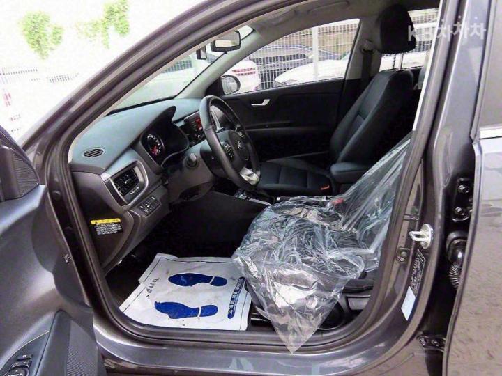 Kia Stonic Gasoline 1.4 MPI Deluxe 6