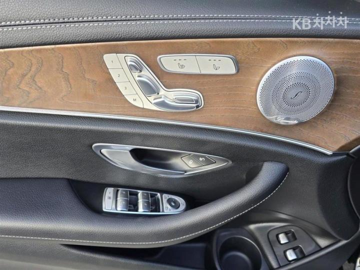 Mercedes-Benz E-Class W213 E300e 4MATIC Exclusive 9