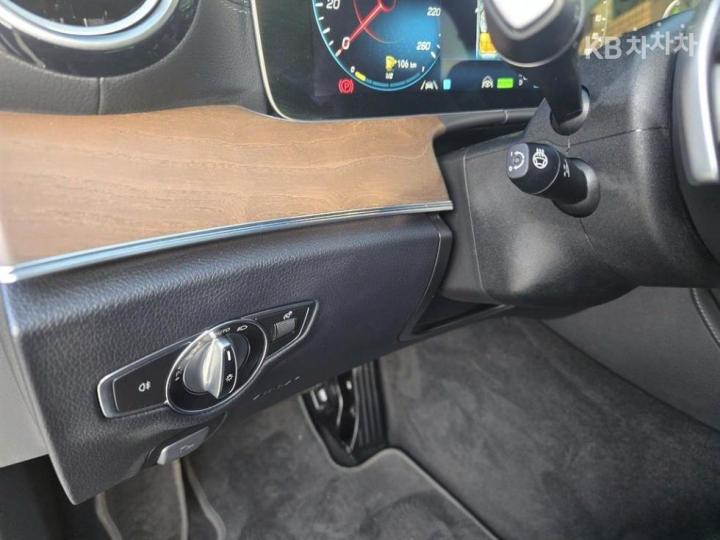 Mercedes-Benz E-Class W213 E300e 4MATIC Exclusive 10