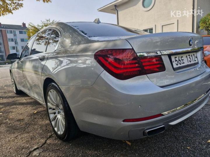 BMW 7 Series 740Li 4