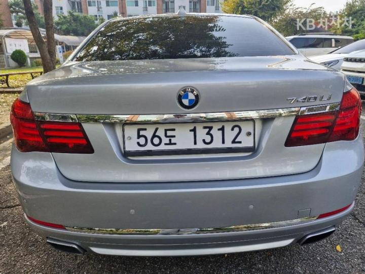 BMW 7 Series 740Li 5