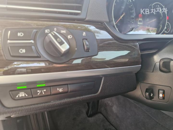 BMW 7 Series 740Li 10