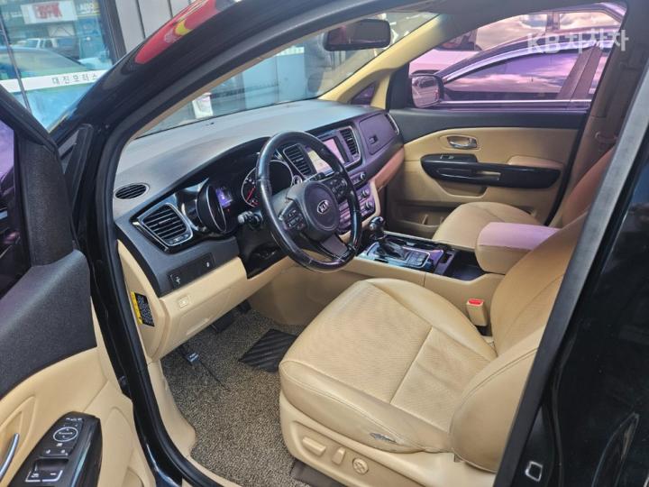 Kia Carnival 2.2 Diesel Prestige 6