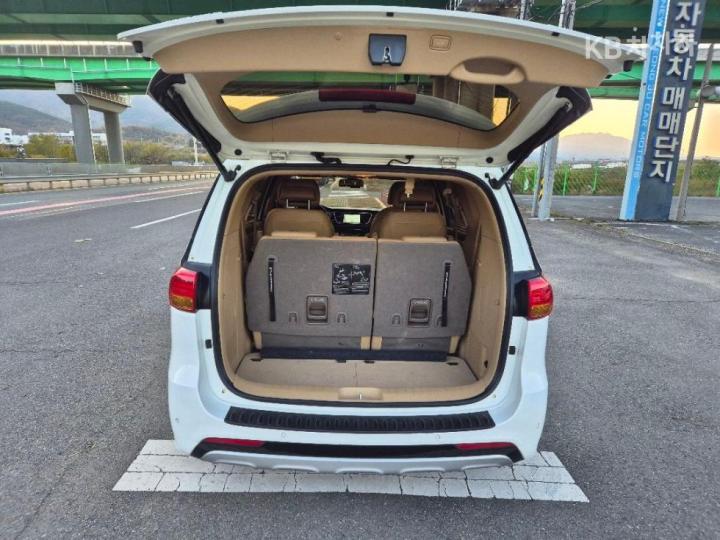 Kia Carnival R Grand High Limousine GLX Premium 9