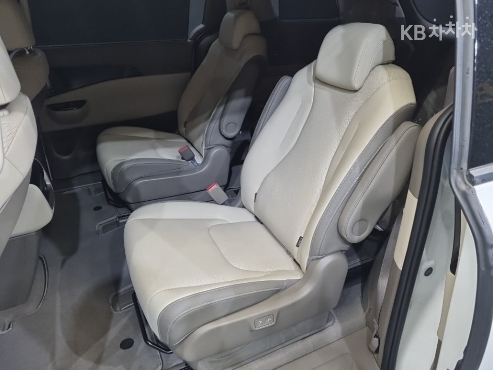 2022 - kia carnival