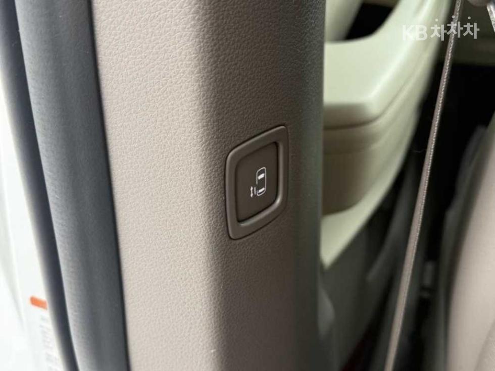 2024 Kia 4 photo