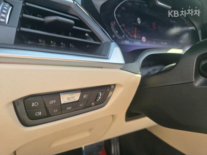 BMW 4 Series G22 420i Convertible M Sport 10