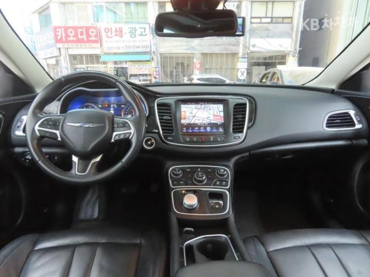 Chrysler 200 2.4 C 8