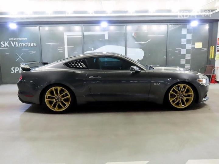 Ford Mustang GT Coupe 4