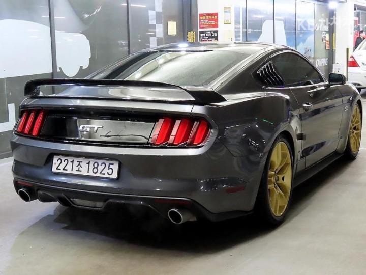 Ford Mustang GT Coupe 5
