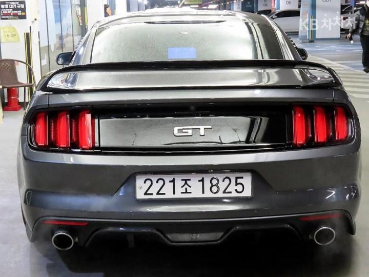 Ford Mustang GT Coupe 6