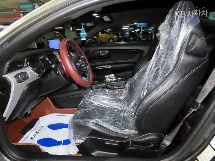 Ford Mustang GT Coupe 7