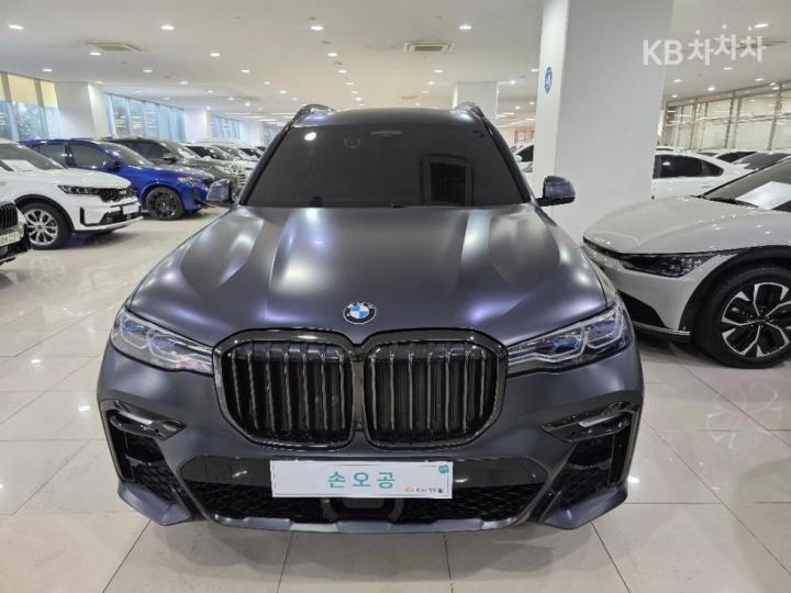 BMW X7 G07 M50i Shadow Edition 2