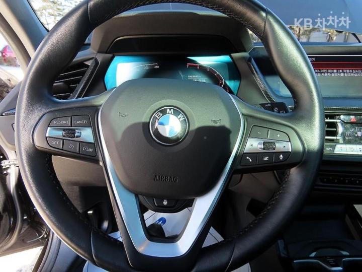 BMW 1 Series F40 120i Sport 9