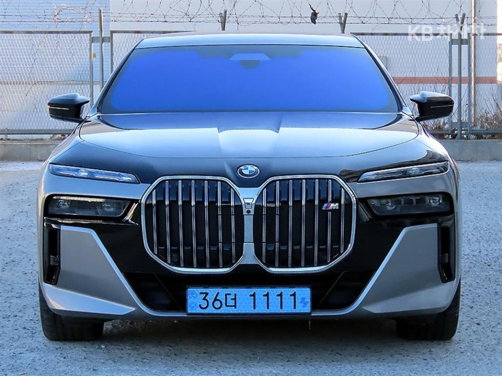 BMW i7