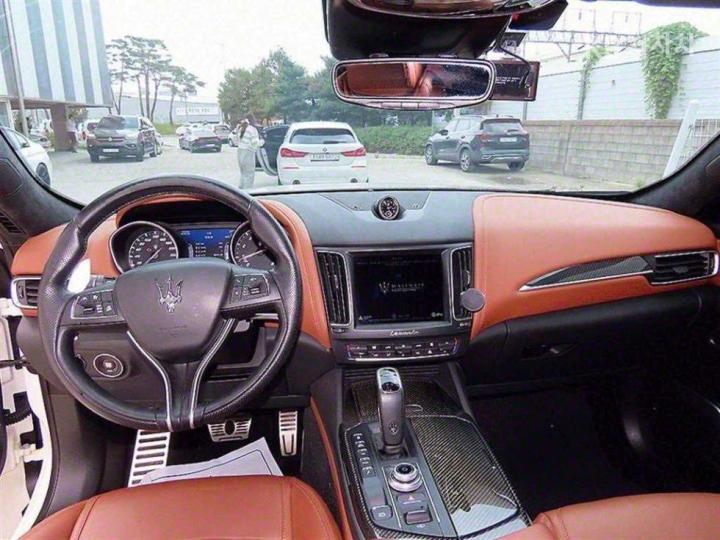 Maserati Levante 3.0 AWD Sport 8