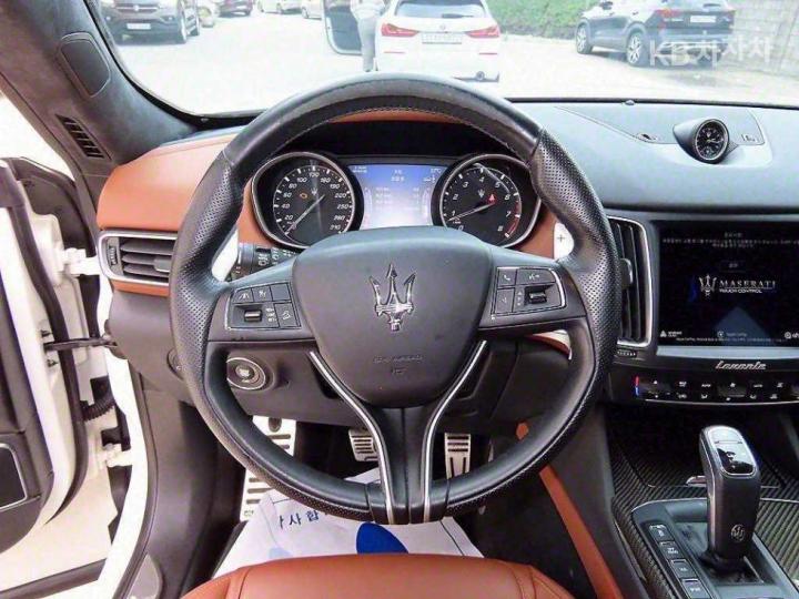 Maserati Levante 3.0 AWD Sport 9