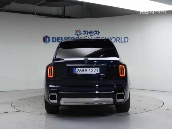 Rolls Royce Cullinan 6.7 V12 Black Badge - фото 4