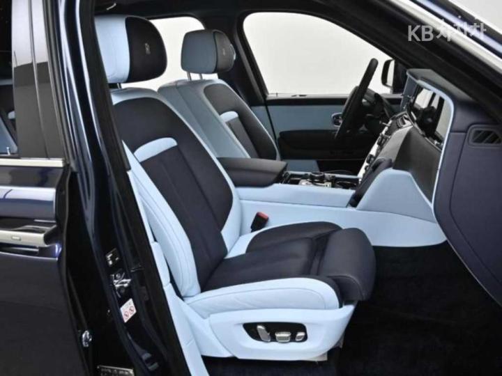 Rolls Royce Cullinan 6.7 V12 Black Badge - фото 10