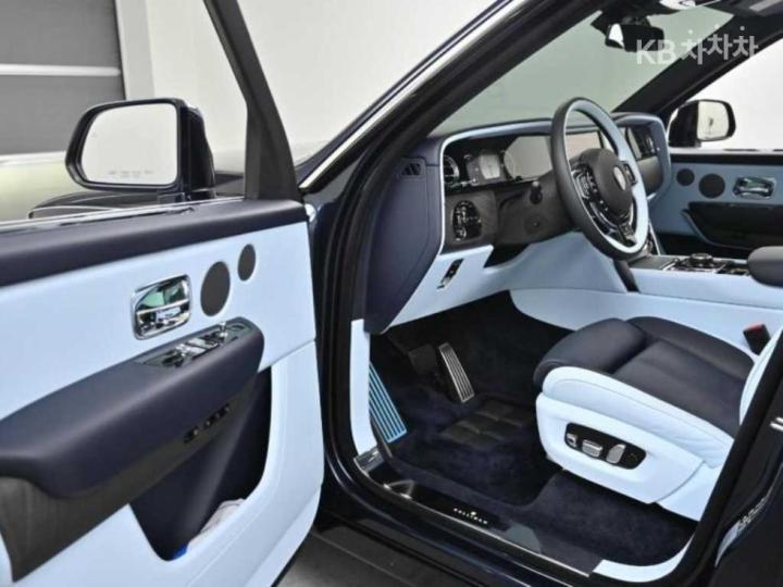 Rolls Royce Cullinan 6.7 V12 Black Badge - фото 11