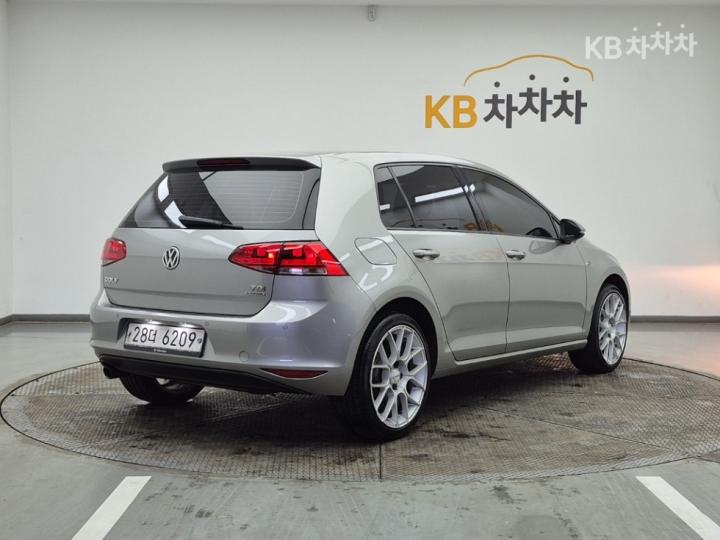 Volkswagen Golf 1.6 TDI BlueMotion MK7 5