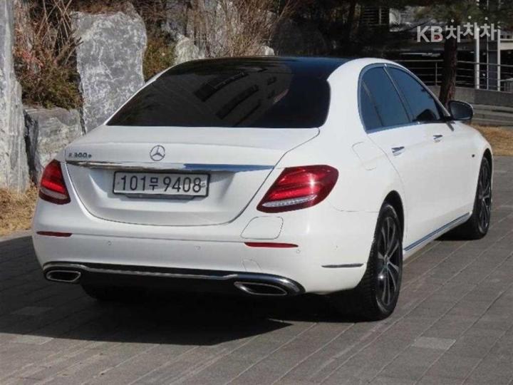 Mercedes-Benz E-Class W213 E300e Exclusive 4