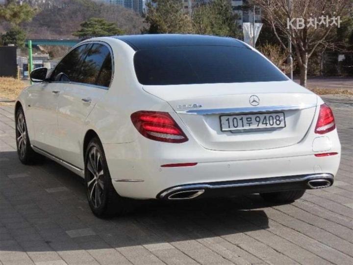 Mercedes-Benz E-Class W213 E300e Exclusive 5