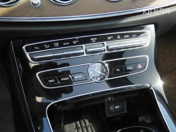 Mercedes-Benz E-Class W213 E300e Exclusive 8