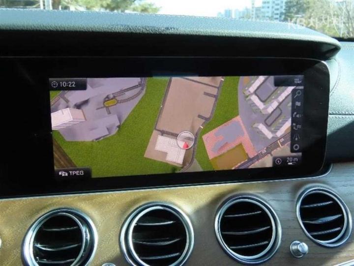 Mercedes-Benz E-Class W213 E300e Exclusive 9